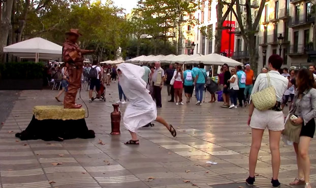 Un youtuber causa el pánico en Barcelona al tirar una mochila al grito de ''Alá es grande''