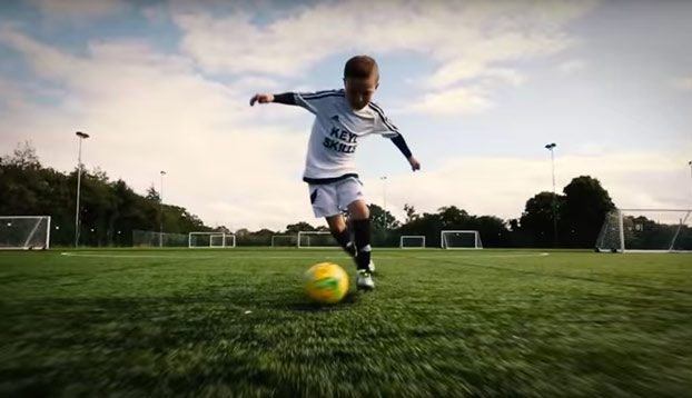 Se llama Keyl, tiene 8 años y ojo a la calidad con el balón