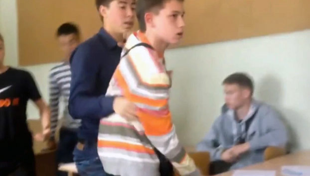 Un grupo de alumnos defiende a su profesor después de que otro le diese un puñetazo en clase