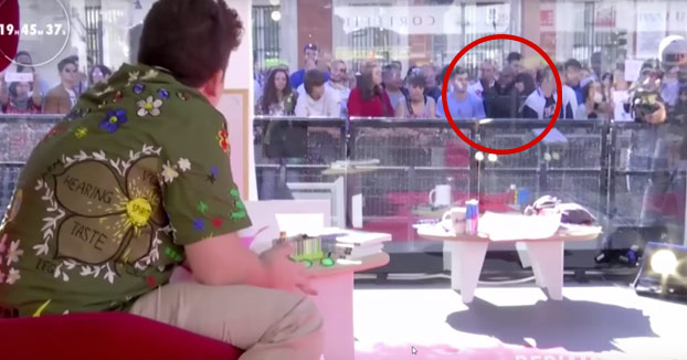 Un desconocido arremete contra Arkano durante el reto de las 24 horas improvisando sin parar