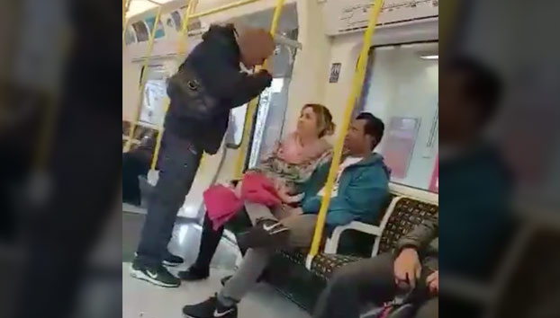 Ataque racista en el metro de Londres. Ojo a la reacción de una mujer española
