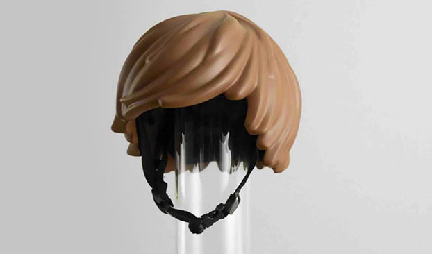 Casco de bici que parece pelo de un muñeco de LEGO. Así es como se hace