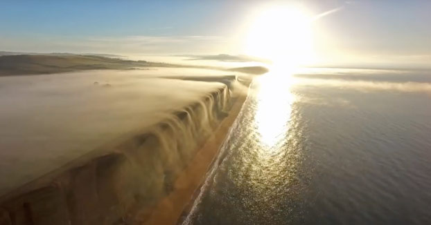 Un dron captura el fenómeno de las cataratas de niebla