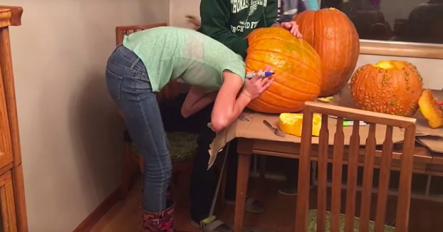 Esta chica ha aprendido que nunca más volverá a meter la cabeza dentro de una calabaza