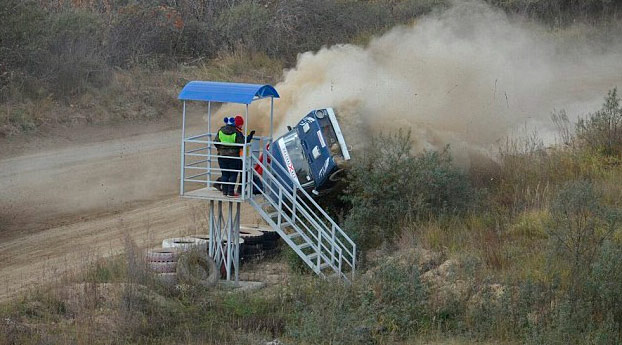 El director de carrera pierde la vida después de que un coche de rally chocase contra la torre de control