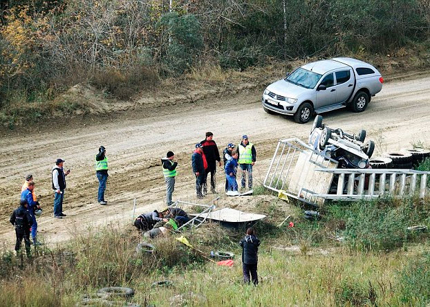 coche-rally-choca-torre-de-control-rusia-3