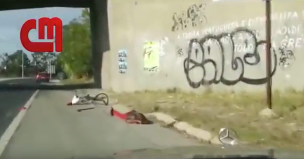 El conductor de este coche atropella a un ciclista y huye