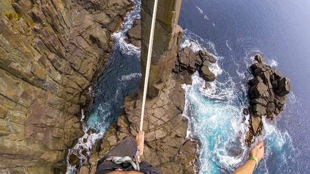 Cuerda floja en la formación rocosa Moai Tower, en la costa sur este de Tasmania