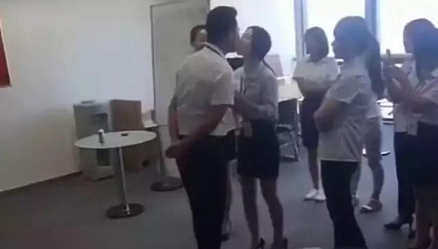 Una empresa china obliga a sus empleadas a besar al jefe cada mañana al llegar a la oficina