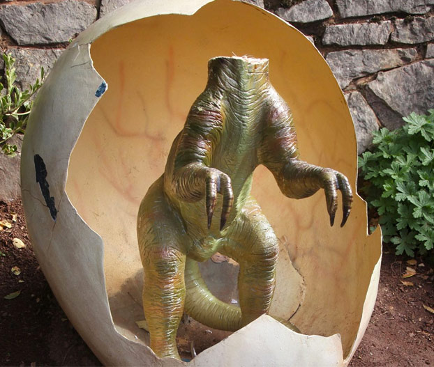 estatua-dinosaurio-bebe-parque-devon-1