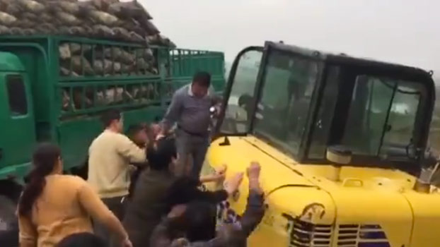 Están teniendo una disputa sobre las tierras y la peor parte se la lleva esta mujer