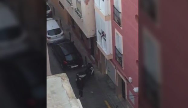 Mientras tanto, en Almería: Un vecino escucha ruidos en la calle, coge el móvil y se pone a grabar
