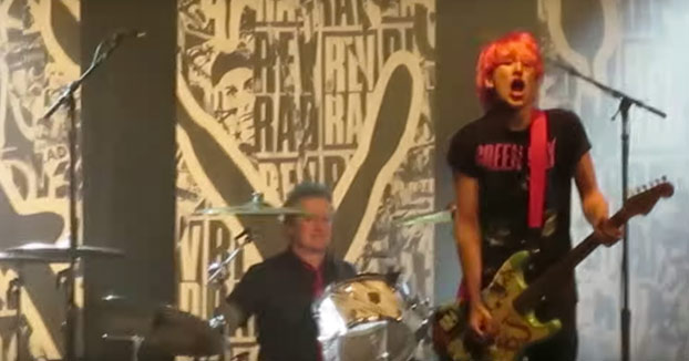 Green Day invita a un fan al escenario y se acaba marcando un numerazo