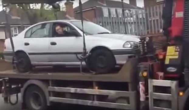 La grúa se estaba llevando su coche pero él no iba a permitir que se lo llevaran así como así...