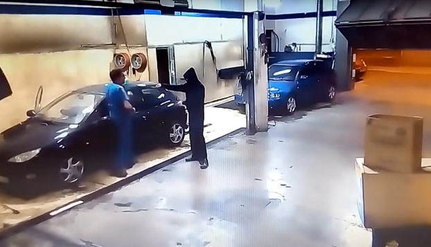 Este ladrón acaba trabajando para el jefe después de un robo frustrado