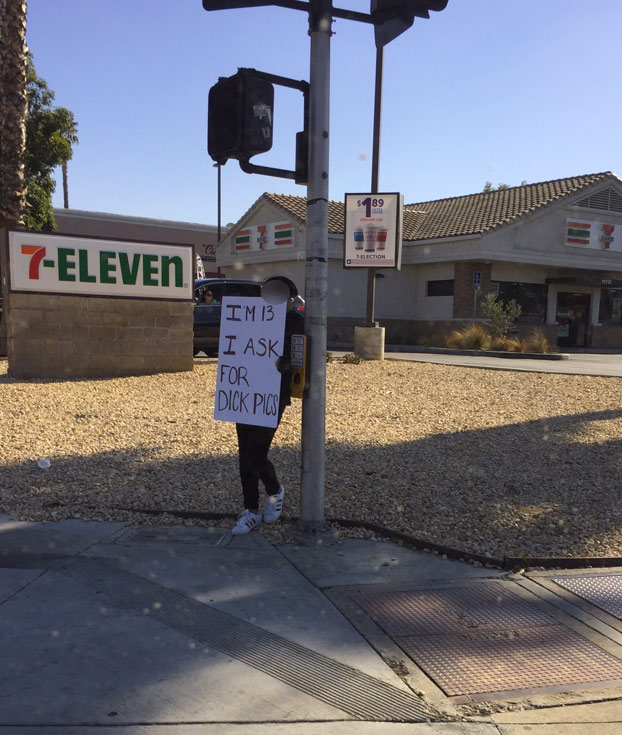 Una madre obliga a su hija a sujetar un cartel en la calle que pone: ''Tengo 13 y pido fotos de penes''