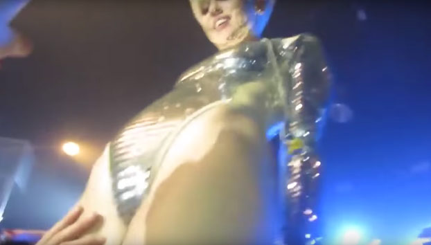 Miley Cyrus deja que sus fans le toquen la vagina en pleno concierto