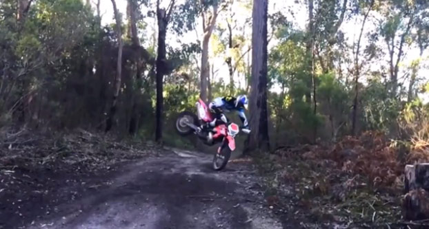 Motocross: Parece que se va a pegar la piña de su vida, pero ojo al truco...