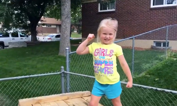 Este padre construye un circuito de Ninja Warrior para su hija de 5 años en el patio de casa