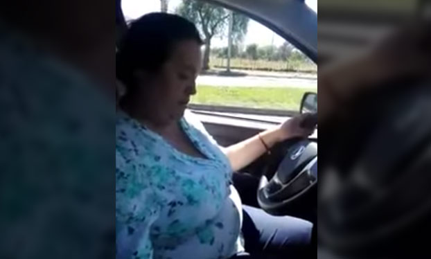 Clase magistral de conducción de esta mujer poniendo primera y saliendo