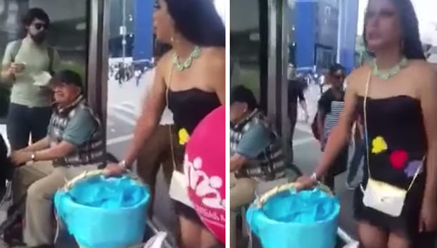 Atractiva señorita vendiendo tacos en la parada del autobús