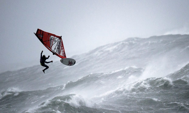 Windsurf extremo en condiciones climáticas cercanas a un huracán