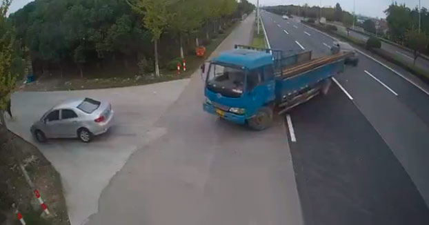 Va tranquilamente por la carretera y cuando el camión que va delante gira a la derecha ocurre lo peor