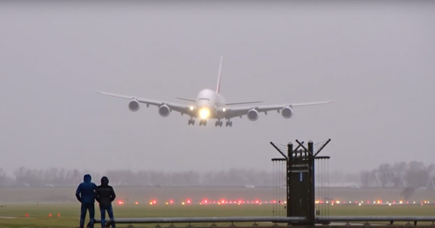 Espectacular aterrizaje del avión comercial más grande del mundo con viento cruzado