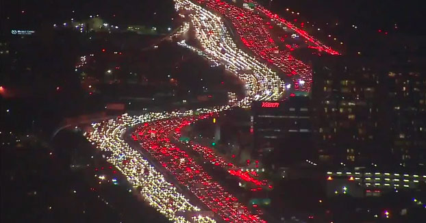 Gigantesco atasco en la autopista 405 de Los Ángeles. Vídeo desde helicóptero