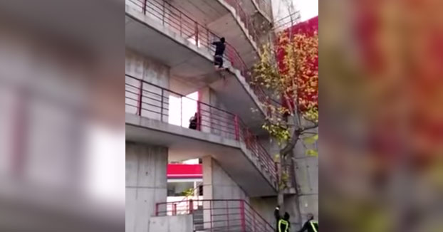 ¿Cómo se llega antes a lo alto del edificio? ¿corriendo por las escaleras o escalando por la fachada?