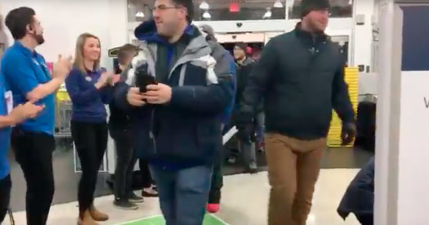 Canadienses entrando en una tienda durante el Black Friday
