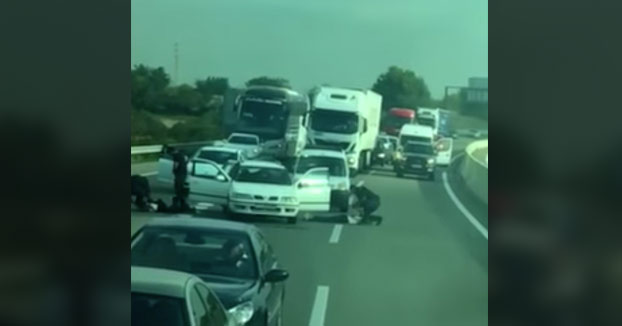 Chavales graban desde un autobús como los Mossos d'Esquadra detienen a tres hombres en plena autopista