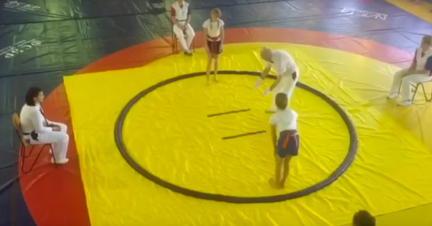 Esta niña judoca tumba a su rival y al árbitro haciendo una sola llave