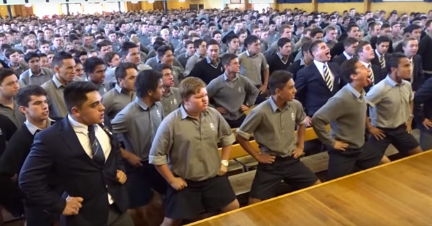 Después de 30 años en la escuela, este profesor se retira. Así es como lo han despedido los alumnos