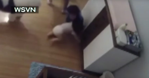 Reflejos: Un niño de 9 años corre y agarra a su hermanito bebé antes de que su cabeza se golpeara contra el suelo
