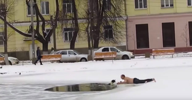 No duda en lanzarse al hielo para salvar a un perro atrapado en el río congelado