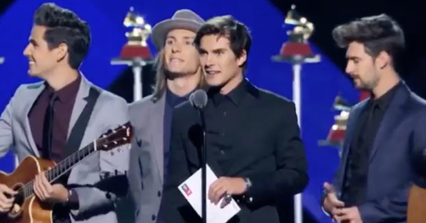 El error de Dvicio al entregar un Grammy póstumo a Juan Gabriel: ''No está, la academia se lo hará llegar''