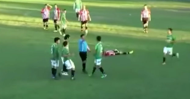 Un jugador de fútbol mata a un árbitro de un puñetazo y se da a la fuga (Vídeo)