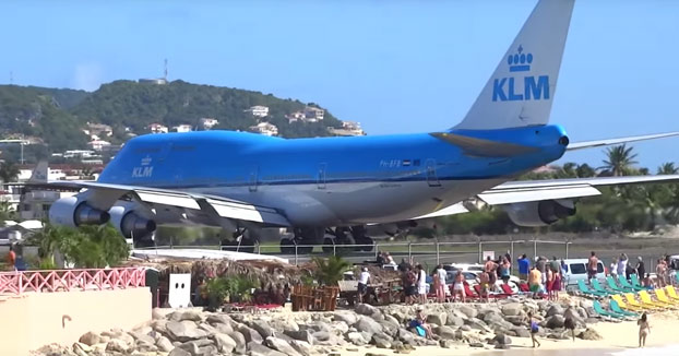 Un Jumbo de KLM arrastrando a decenas de bañistas en su despegue en Maho Beach (Vídeo)