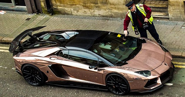 Dueño del Lamborghini: Es más barato pagar multas por aparcar en línea amarilla que arriesgarse a meter el coche en un parking público