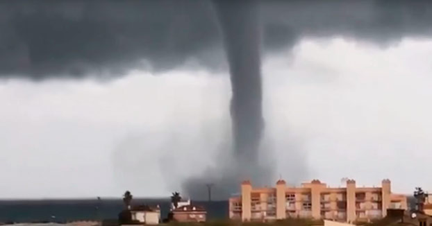 Espectacular manga marina en la costa valenciana. La más nítida e imponente de la última década (Vídeo)