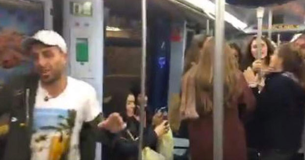 Noche de sábado en el metro de Madrid: Esto si que es un público entregado
