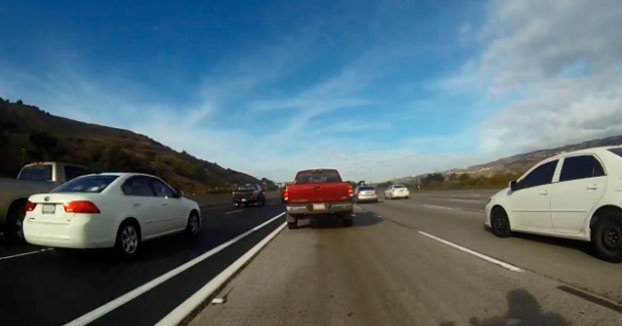 Mala forma de empezar el día. Vas en moto por la autopista cuando de repente SORPRESA