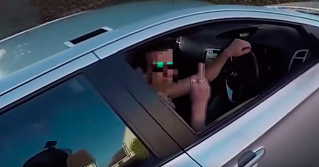 Este motorista se venga de un conductor que le hizo una peineta cuando le iba a devolver su billetera (Vídeo)