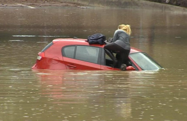 mujer-atrapada-coche-sagunto-3