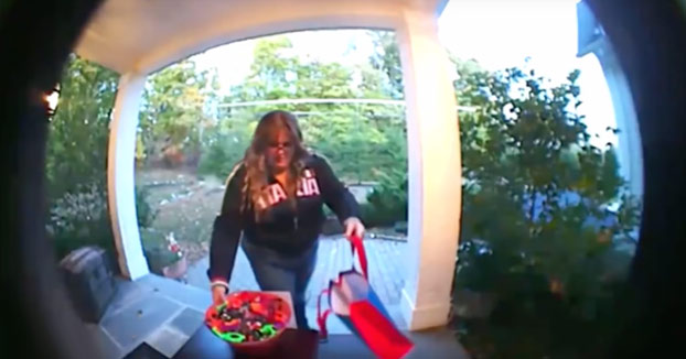 Pillada robando todos los caramelos que una familia había dejado por Halloween para los niños