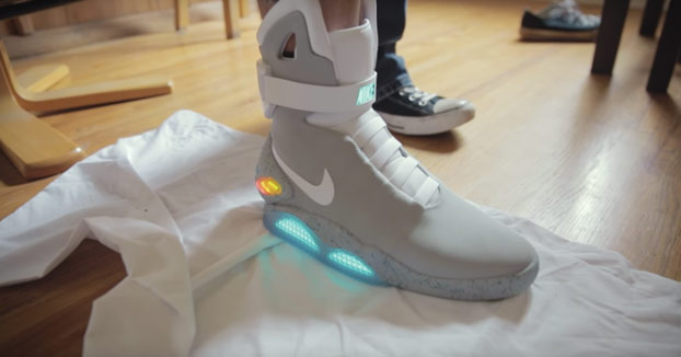 Este chico recibe en su casa las futuristas Nike Mag de 'Regreso al futuro'
