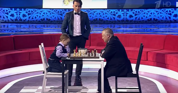 Reacción de un niño de 3 años al perder al ajedrez contra Kárpov después de que este le propusiera tablas
