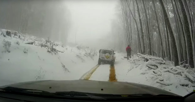 Se olvida de poner el freno de mano al coche en plena montaña y la lía pero bien...