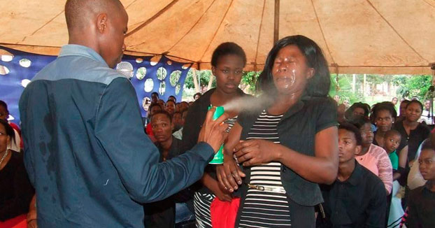 Un pastor asegura que cura el cáncer y el VIH con insecticida